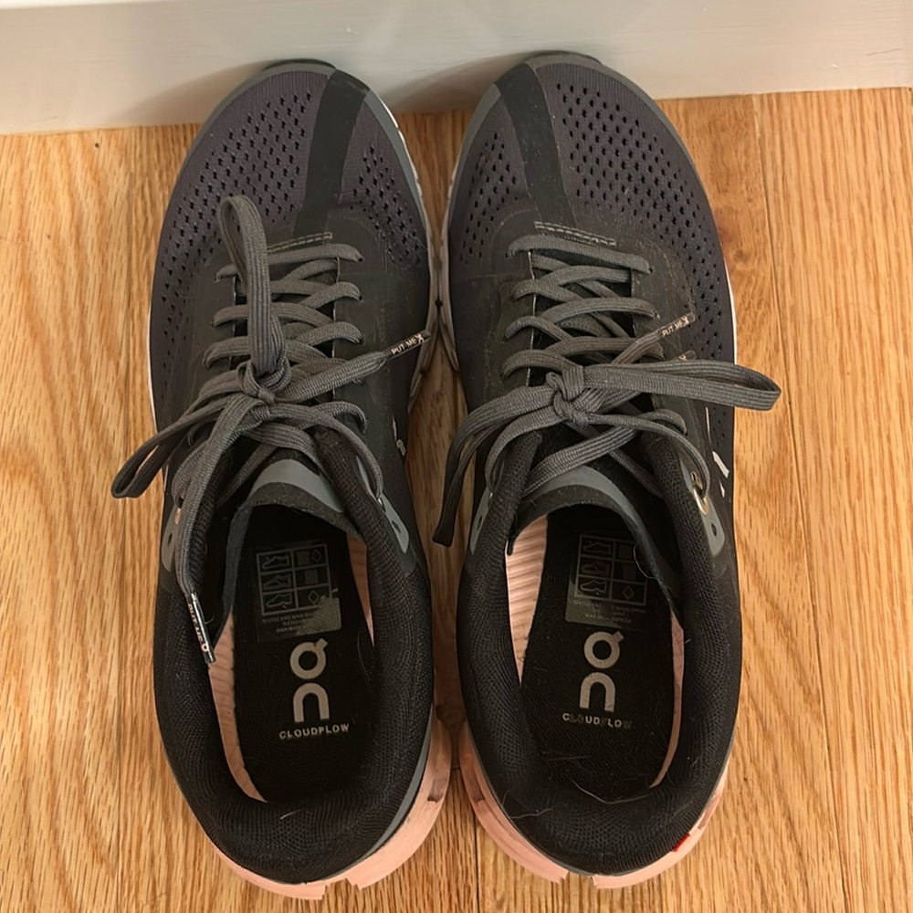 On Running cloudflow women’s running shoe, great condition